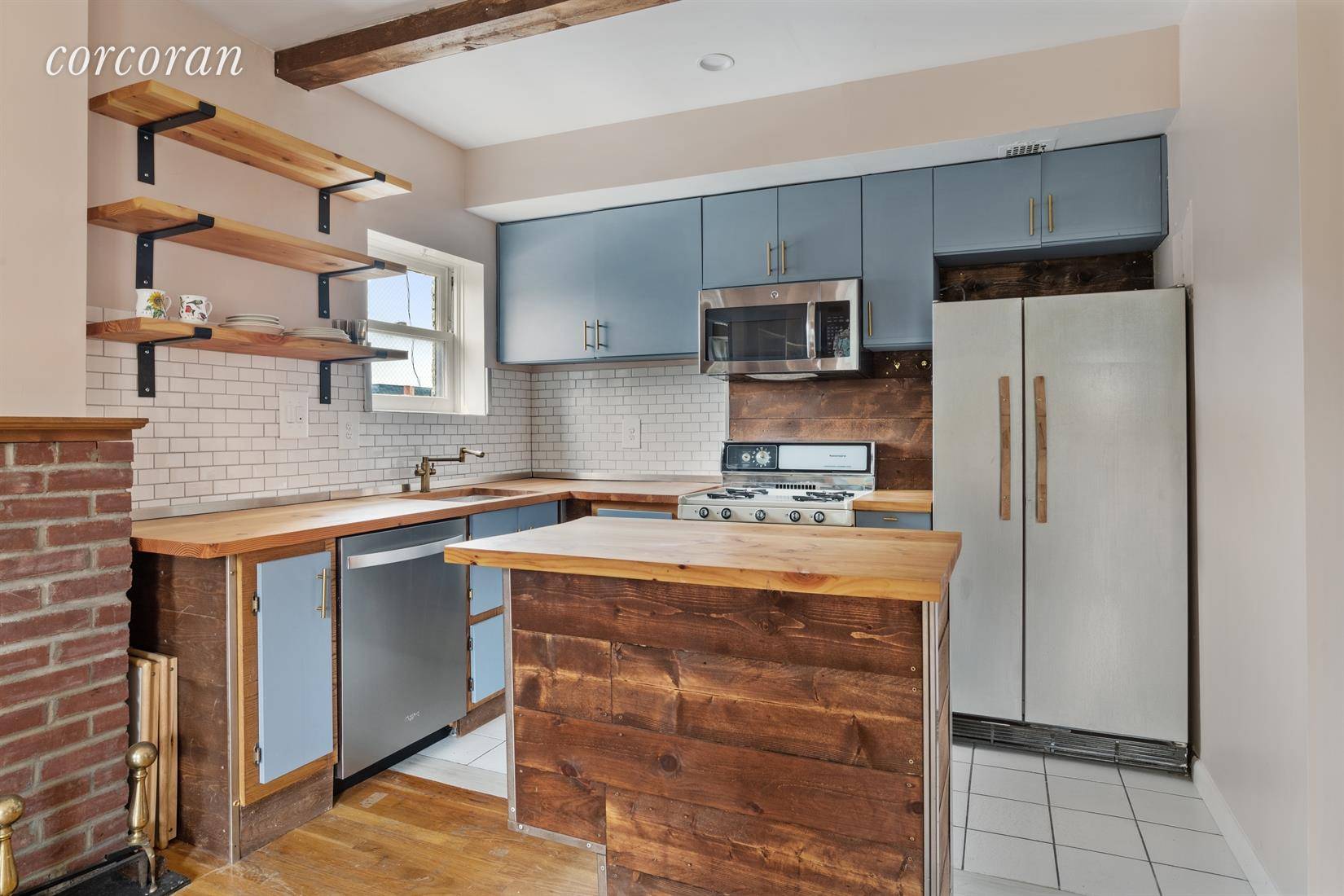 BACK ON MARKET ! Sunny and spacious one bedroom Brooklyn Heights penthouse gem is hard not to fall in love with.