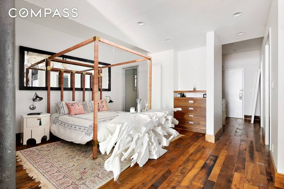 This stunning and bright 1 bed 2 bath loft is located at the crossroads of Soho, Nolita, and the Lower East Side.