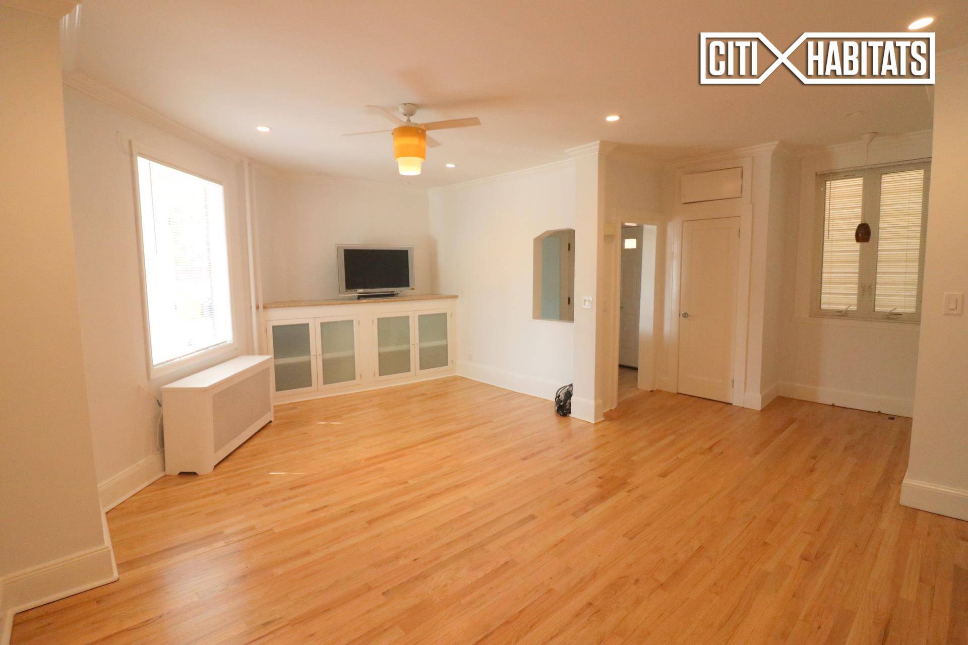 Absolutely gorgeous 2 bedroom, 2 bathroom duplex with private garden near McCarren Park !