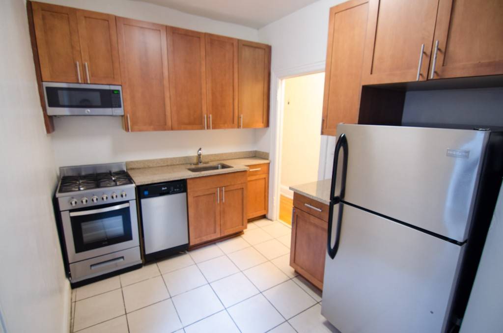 RENOVATED 2 BEDROOM IN SUNNYSIDE APARTMENT FEATURES Stainless Steel Appliances Granite Counters Hardwood Floors Renovated Bathroom Dishwasher Microwave BUILDING AMENITIES Live in Super Close to 7 TrainThis excellent Sunnyside location ...