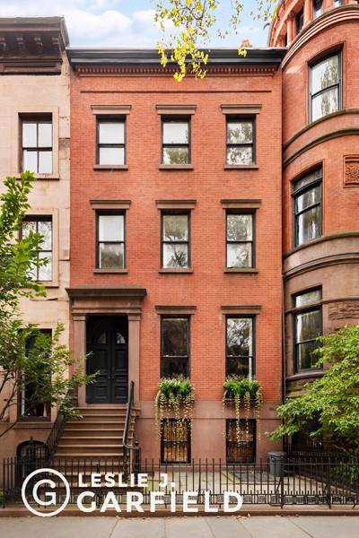 Set on a classic tree lined block in Brooklyn Heights, 116 Pierrepont Street is a grand and stately 25' wide townhouse.