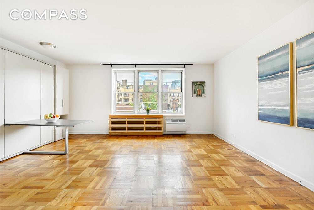 This top floor turnkey alcove studio is located in an impeccably maintained elevator building in Brooklyn Heights.
