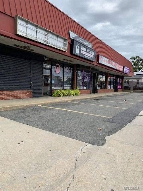 This retail strip mall is a great opportunity for investors.