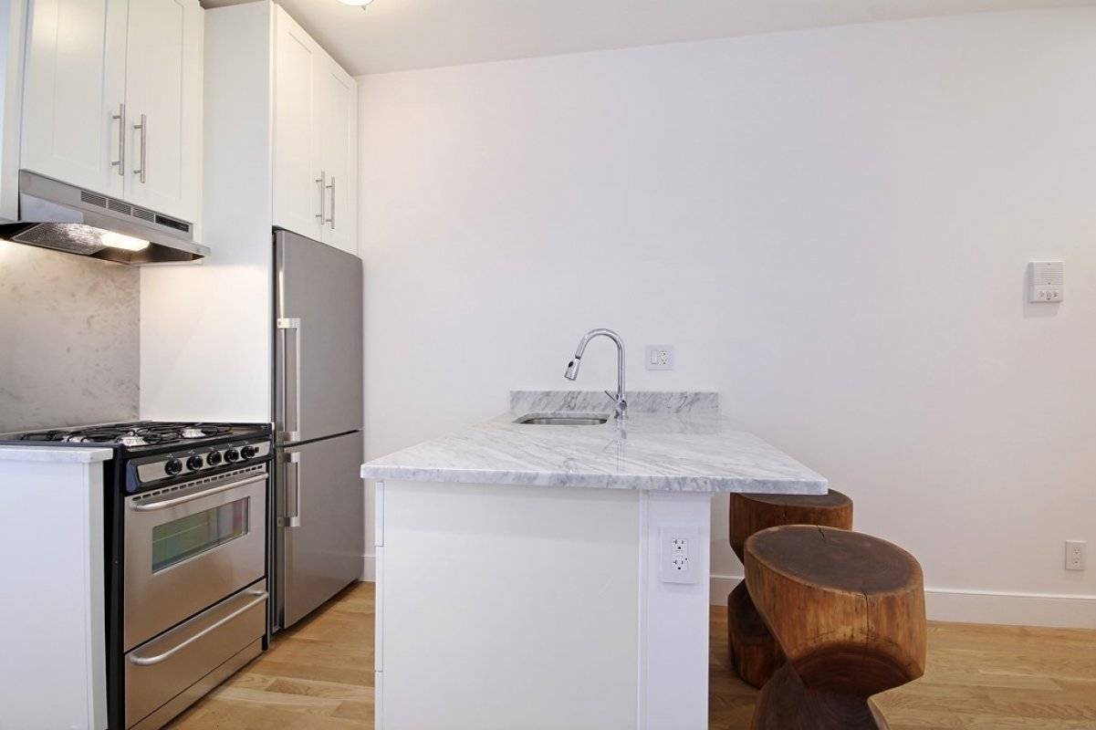 GORGEOUS 2 Bedroom in Prime Crown Heights Location on Franklin Avenue !