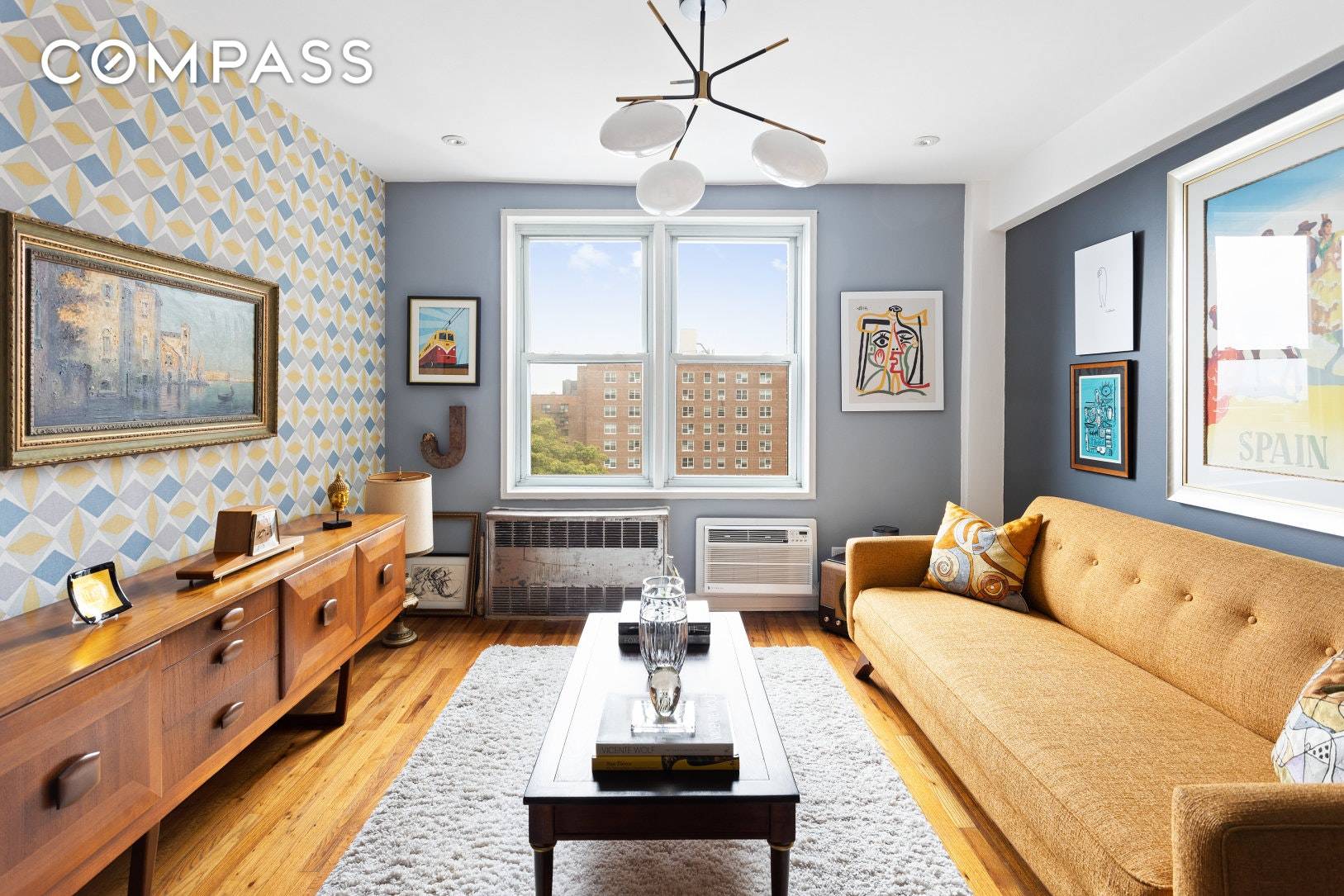 This lovely 1 BR 1BA Co op is located on the top floor in a highly attractive area of Brooklyn.