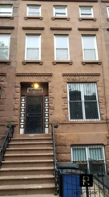 NO FEE ! ! ! ! ! ! Welcome to a beautiful sunny and spacious 4 bedroom in the prime time section of Bedford Stuyvesant.