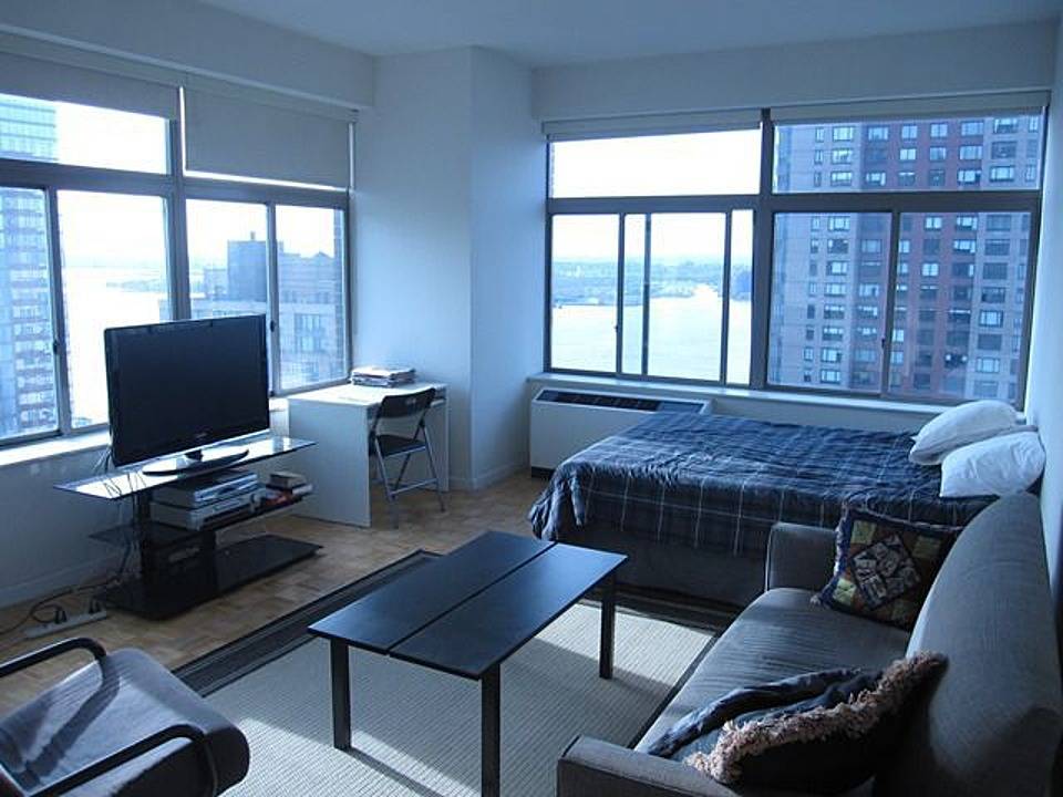 Large studio apartment right in the heart of the Financial District with beautiful Hudson River views. No Fee!