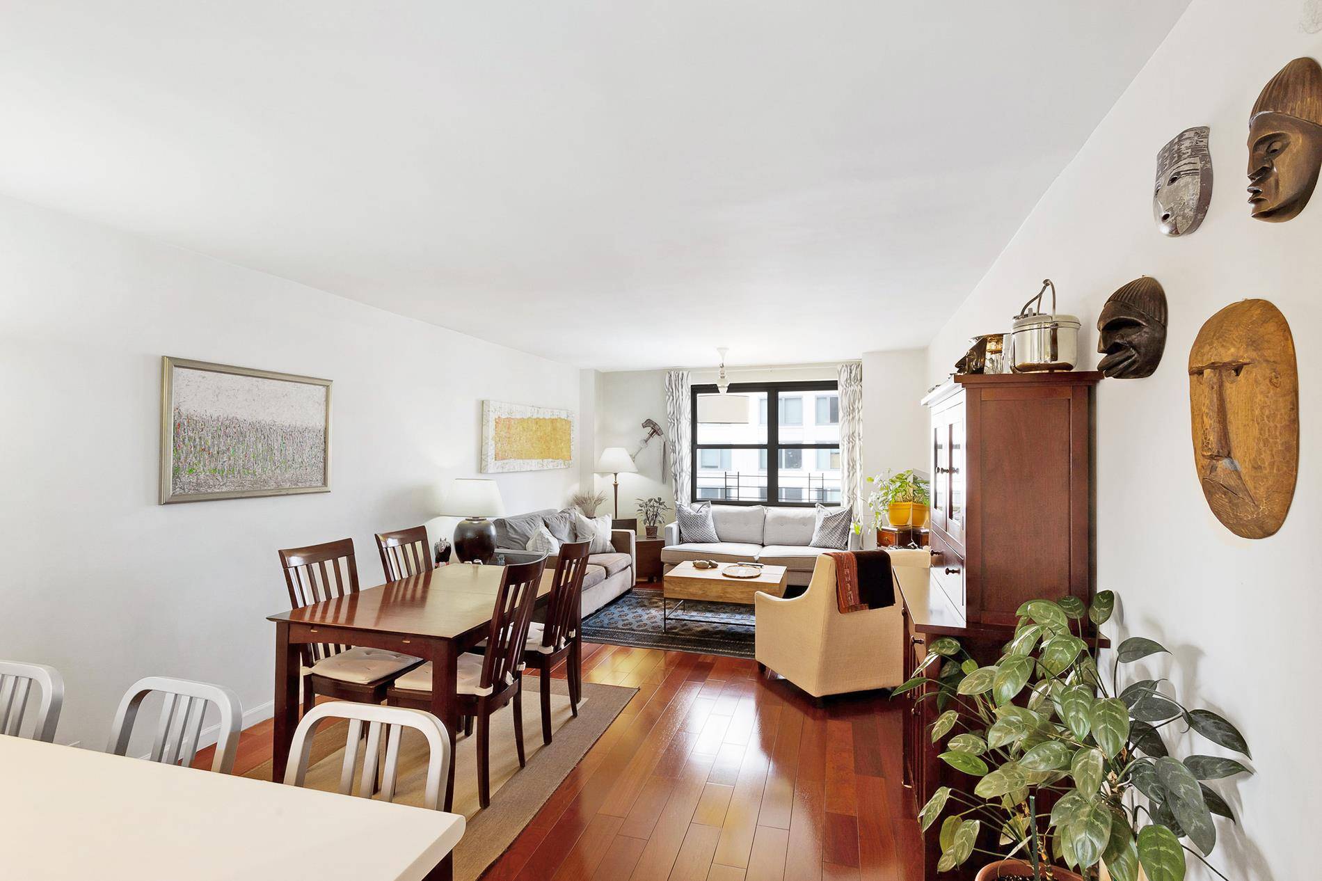 Welcome home to this spacious and generously laid out apartment in the heart of Kips Bay and adjacent to New York's iconic Gramercy Park !
