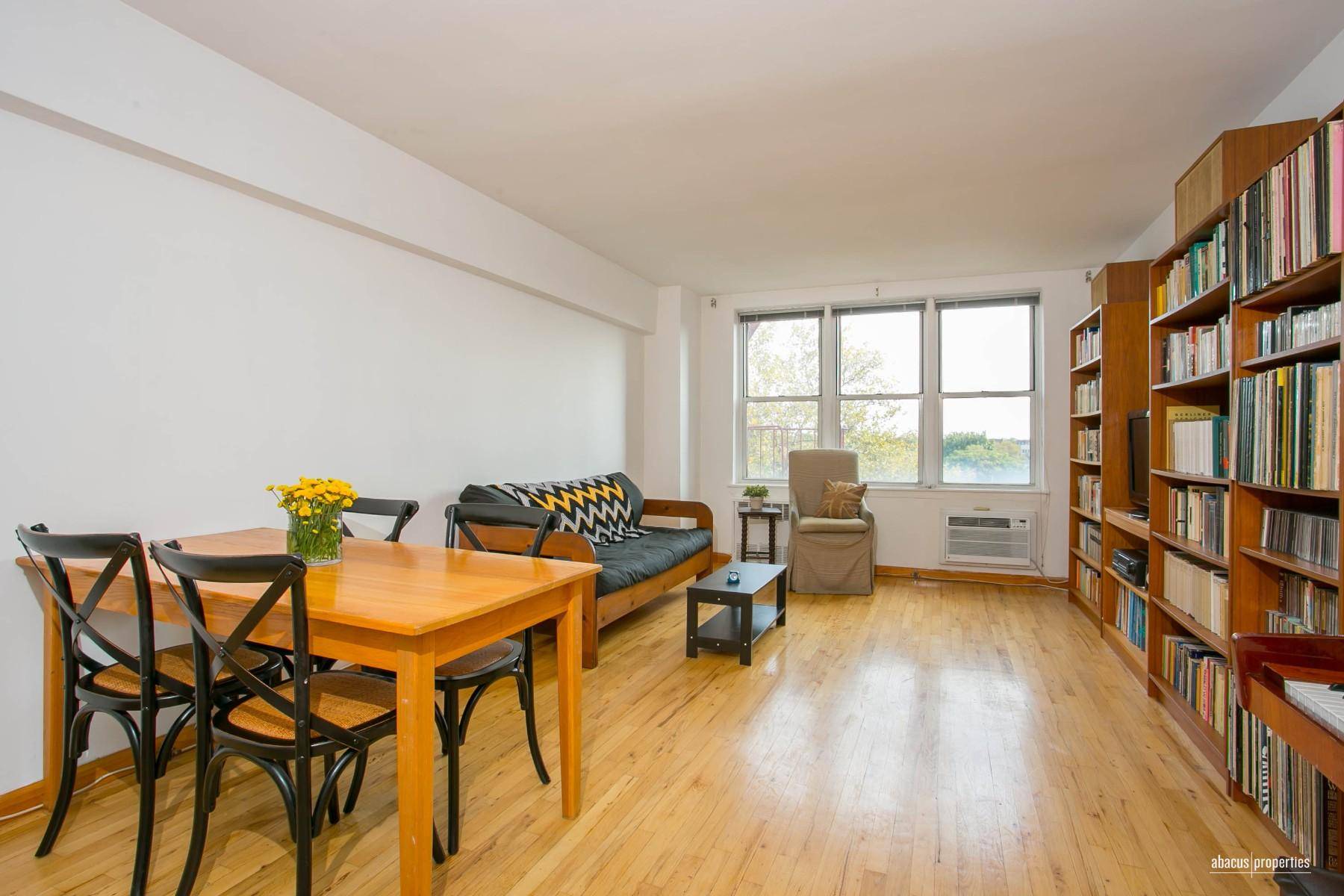 Move In Ready ! This bright and sunny 1 bedroom is located on a high floor with great eastern exposures.