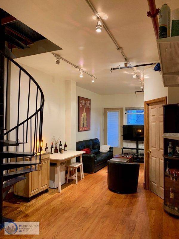 Loft rental Duplex penthouse Elevator building Private rooftop Patio Washer dryer in unit Jacuzzi bath tub 3 bedrooms High ceilings Track lighting Hardwood floors 5 month lease or 18 month ...