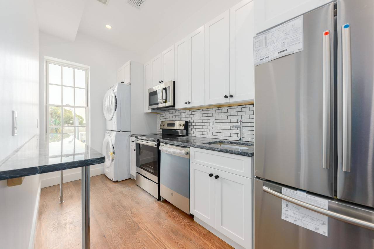 This brand new construction features include Stunning brand new spacious renovated 3 Bedroom 2 Bathroom apartment located on the boarder of Crown Heights amp ; Prospect Lefferts Gardens just one ...