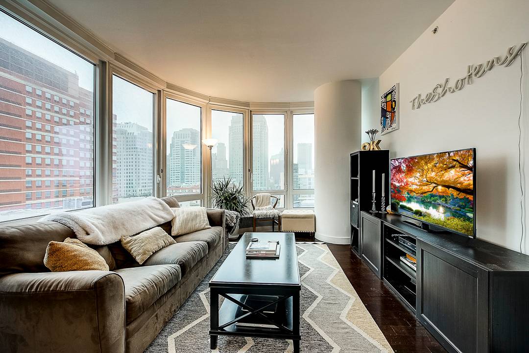 Sun drenched high floor corner unit in the full service Oro with all the amenities.