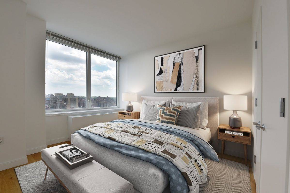With stunning views of the Manhattan skyline, this 1BR/1BA features a fully equipped open kitchen with a breakfast bar, a spacious living room, and generous closet space. The large windows allow lots of natural light.