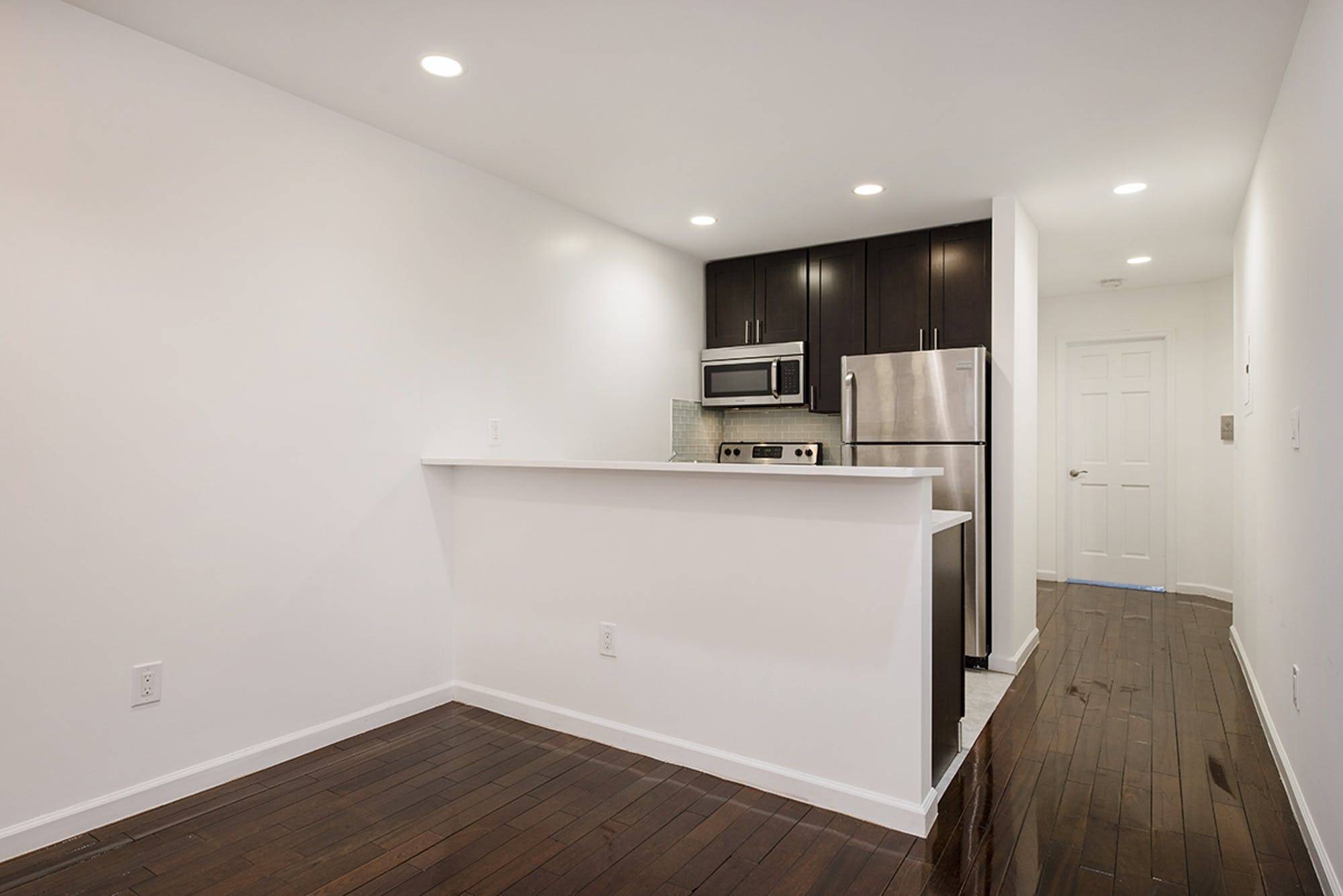 Available 2 Bedroom, 1 Bathroom Concessions 1 Month Free 2842 net, 3100 gross Apartment Features High Ceilings Oversized Windows Hardwood Floors Stainless Steel appliances including Dishwasher Marble Bathrooms Heat and ...