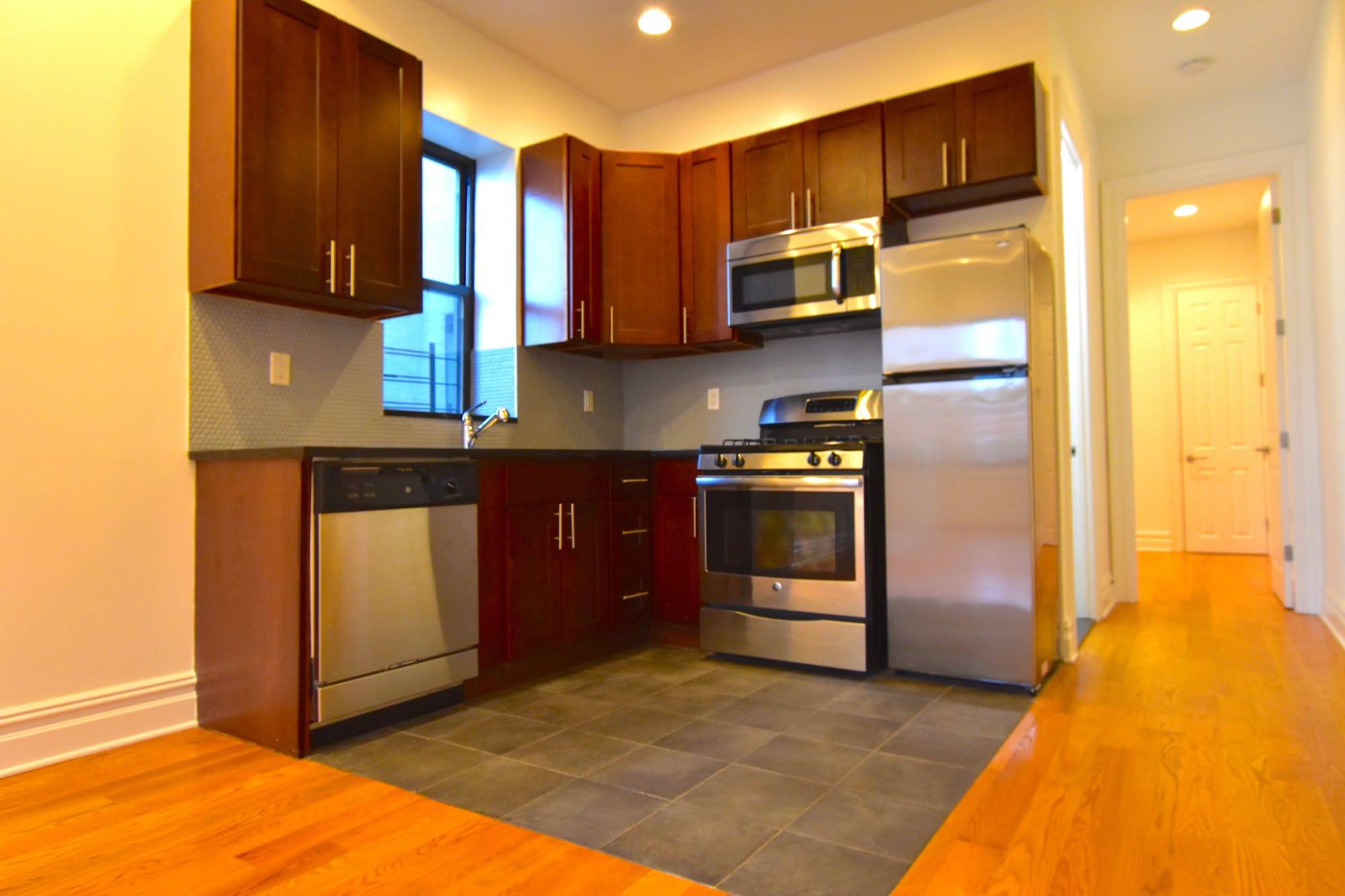 Available 2 Bedroom, 1 Bathroom Concessions No fee 1 Month Free Apartment Features Renovated Stainless steel appliances Hardwood floors Tons of natural light Washer Dryer in unit Dishwasher Recessed lighting ...