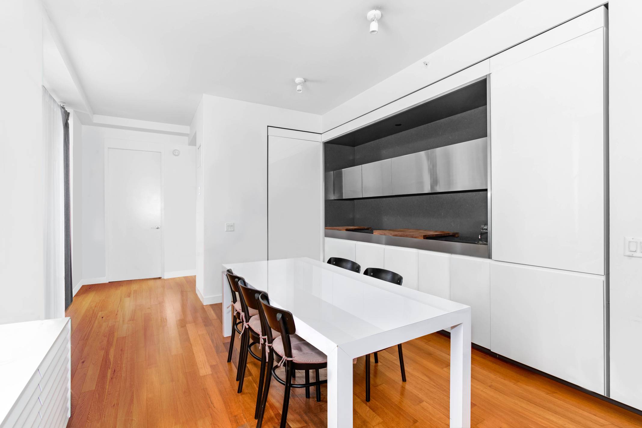 Available for rent, this magnificent two bedroom, two bathroom condominium is an amenity rich oasis in the heart of the exciting Financial District.
