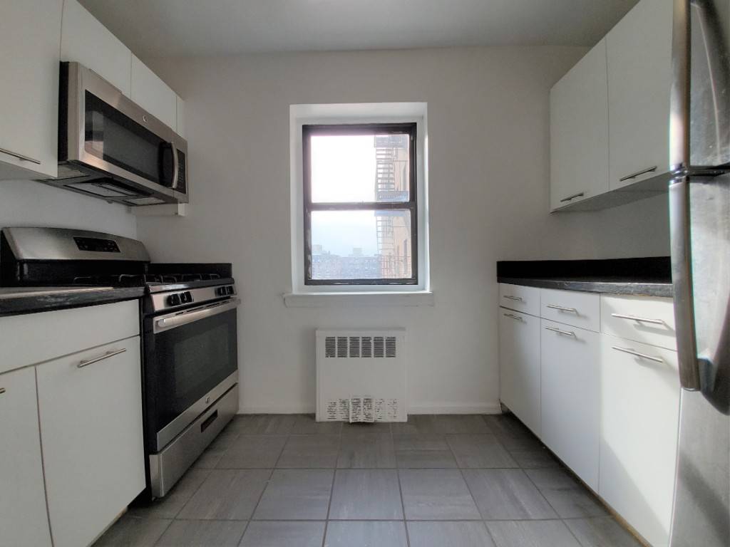No Brokers Fee Rego Park Renovated Spacious 2 Bedroom 1 Bathroom By M R Trains amp ; Austin St !
