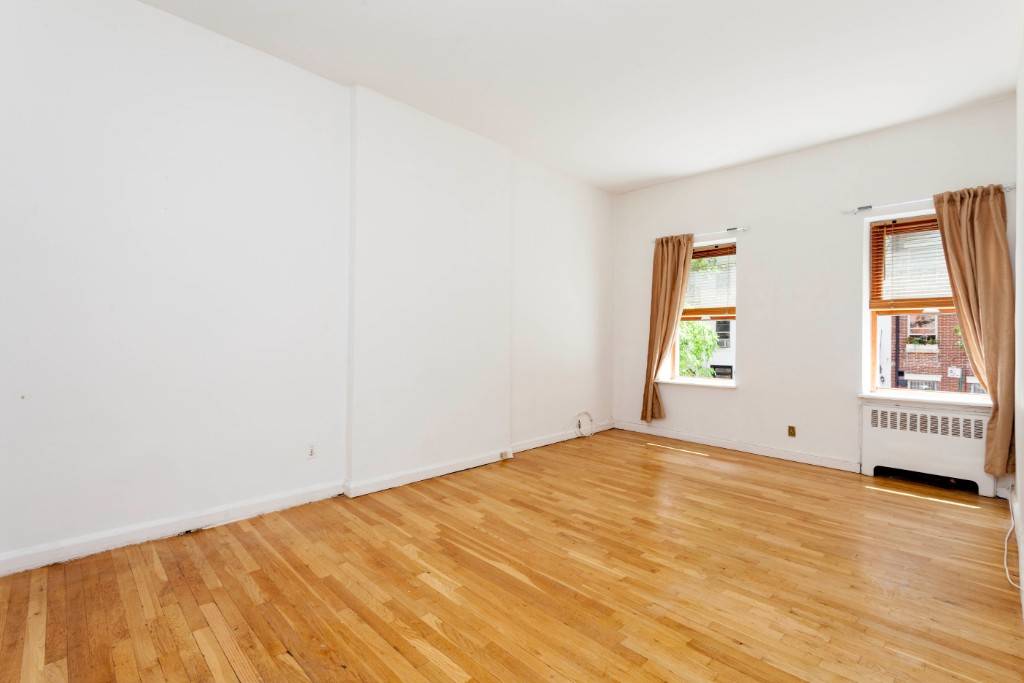 Live in an actual one 1 Bedroom in Gramercy Park for a price below average !