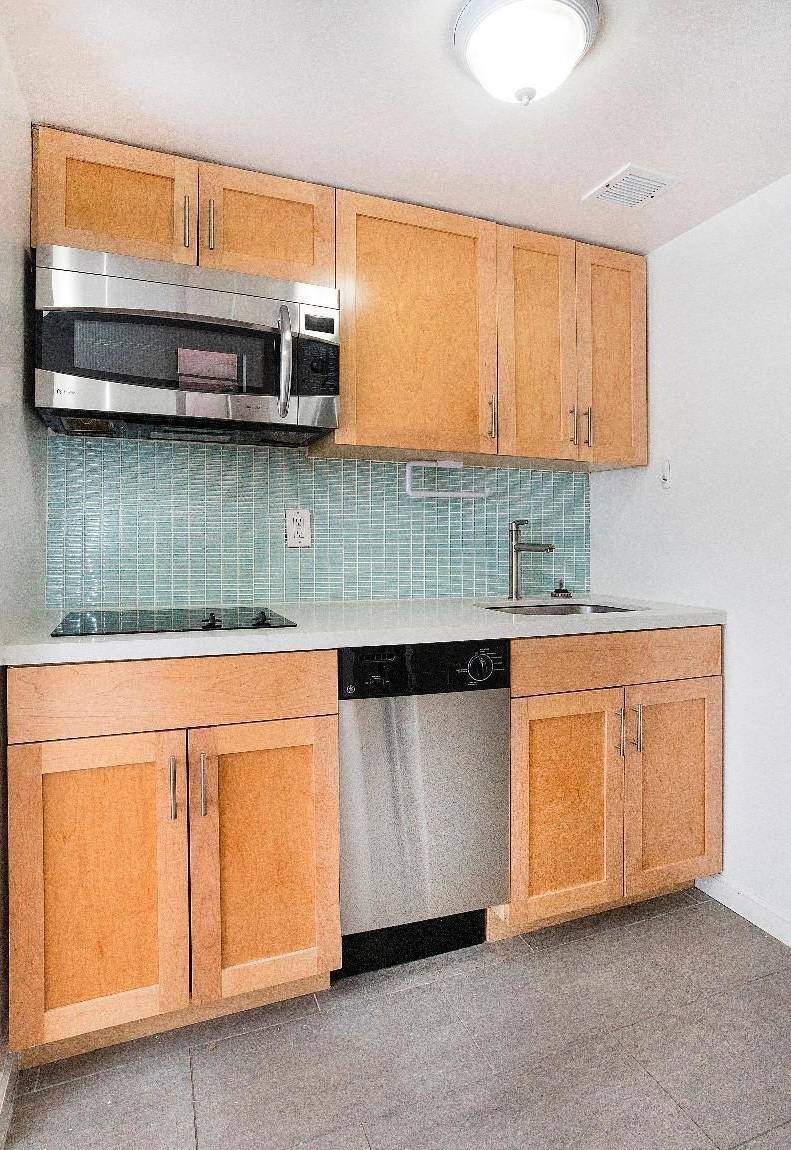 Welcome to 690 Greenwich St, a Quintessential West Village Luxury Building Elevator and Laundry Building The Apartment Large East Facing Studio Separate Eat In Kitchen Renovated Bathroom Spacious Layout allowing ...