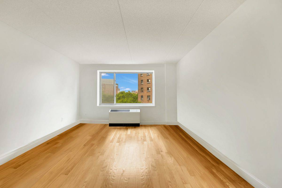 This south facing sunny studio features an oversized window with open views of the city with one custom designed walk in linen closet, fully equipped semi open kitchen with breakfast ...