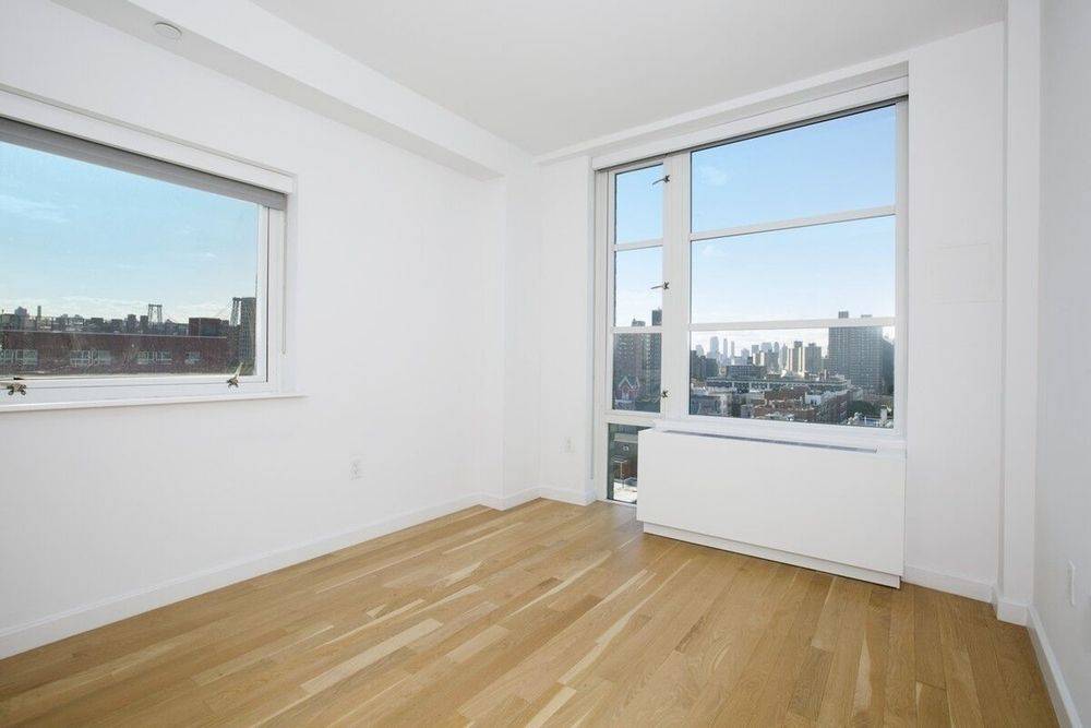 Large split 2 bed 2 bath with gorgeous views of the city skyline and tons of natural light !