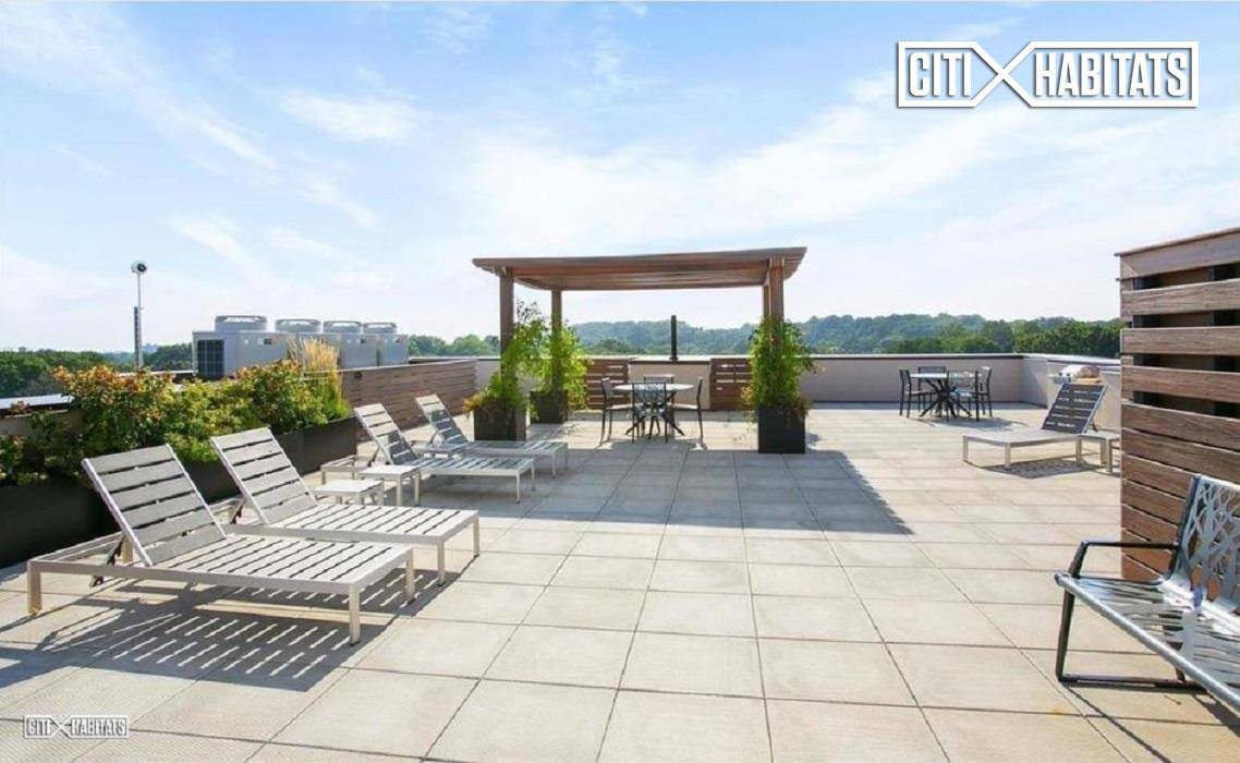 No Broker Fee First 2 Months Free Penthouse Southern Exposure High CeilingsNo move in feesInsurent and Guarantors acceptedDoormanBeautifully landscaped roof decks with BBQs and Prospect Park viewsIndoor ParkingResident's LoungeGourmet SupermarketYoga ...