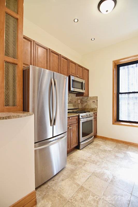 Stunning larger beautiful apartment with washer dryer !