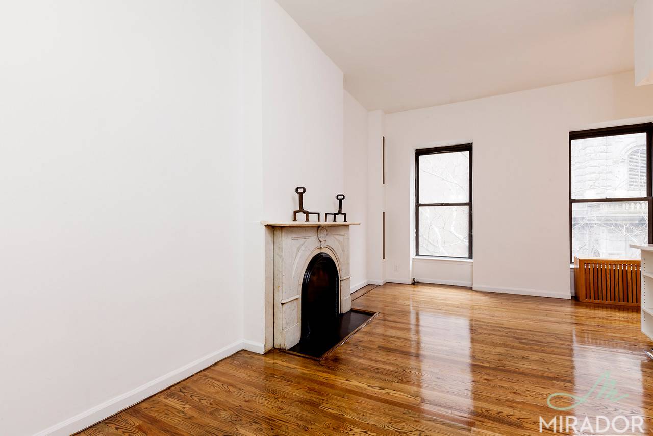 37 39 West 16th Street is a 5 story townhouse situated on a pleasant tree lined street between 5th amp ; 6th Avenue, 5 minutes from Union Square and just ...