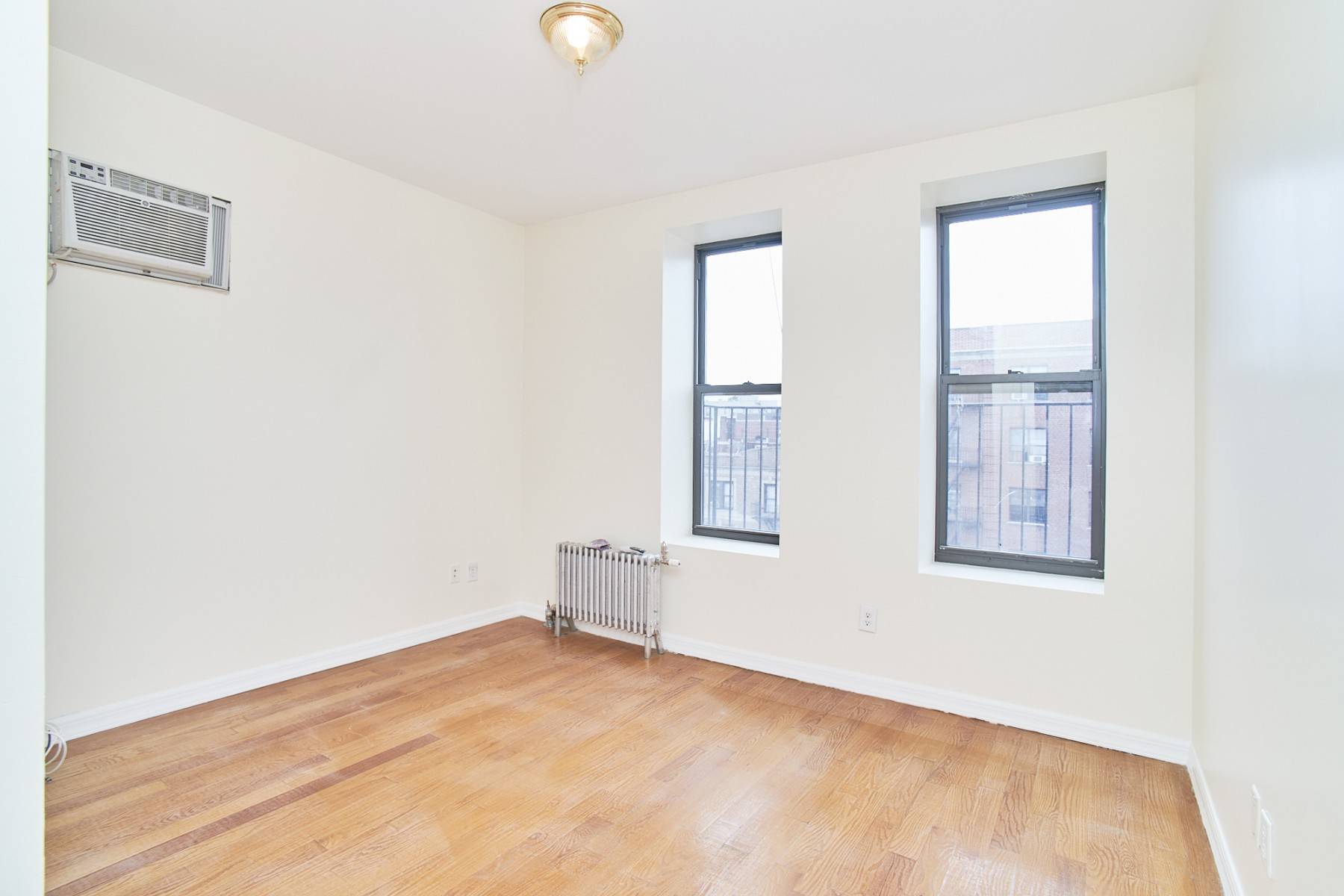 Beautiful 2 bedroom located on the 5th floor of a prewar building.
