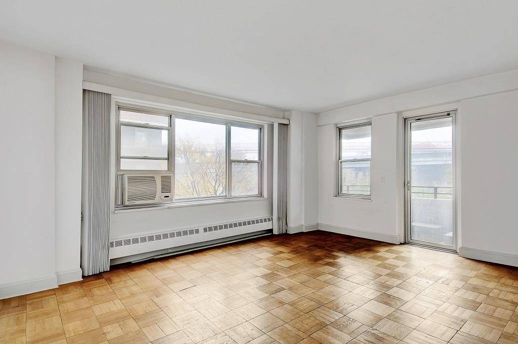 Enter into this spacious apartment ready for you to call home.