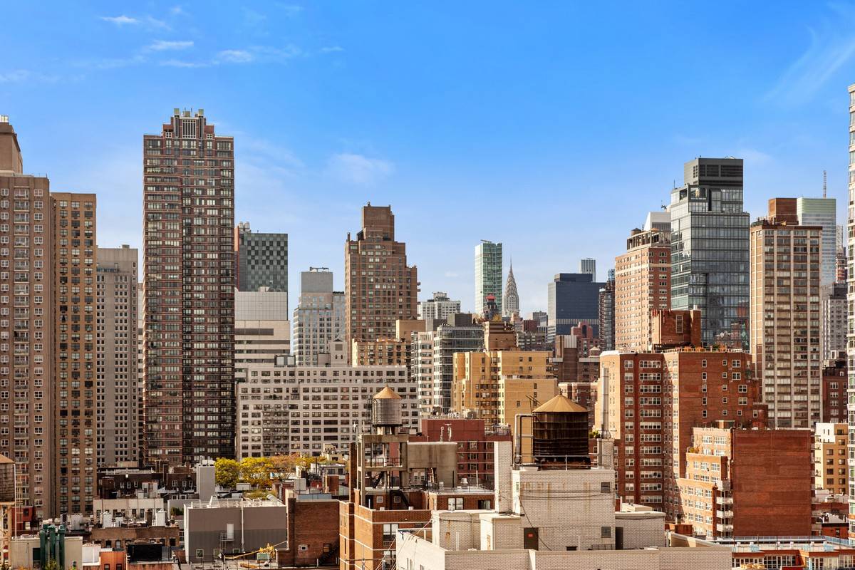 TOP FLOOR CONVERTIBLE THREE BEDROOM WITH VIEWSThis 17th floor sun flooded home has open Southern exposures with panoramic East to West city views of iconic Manhattan buildings such as the ...