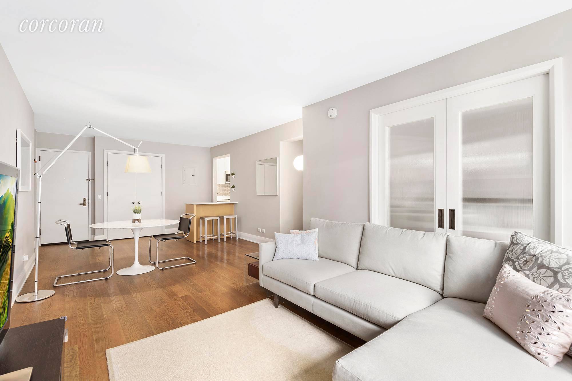 Welcome to a perfectly proportioned MINT 1 bedroom condo at 211 East 51st Street !