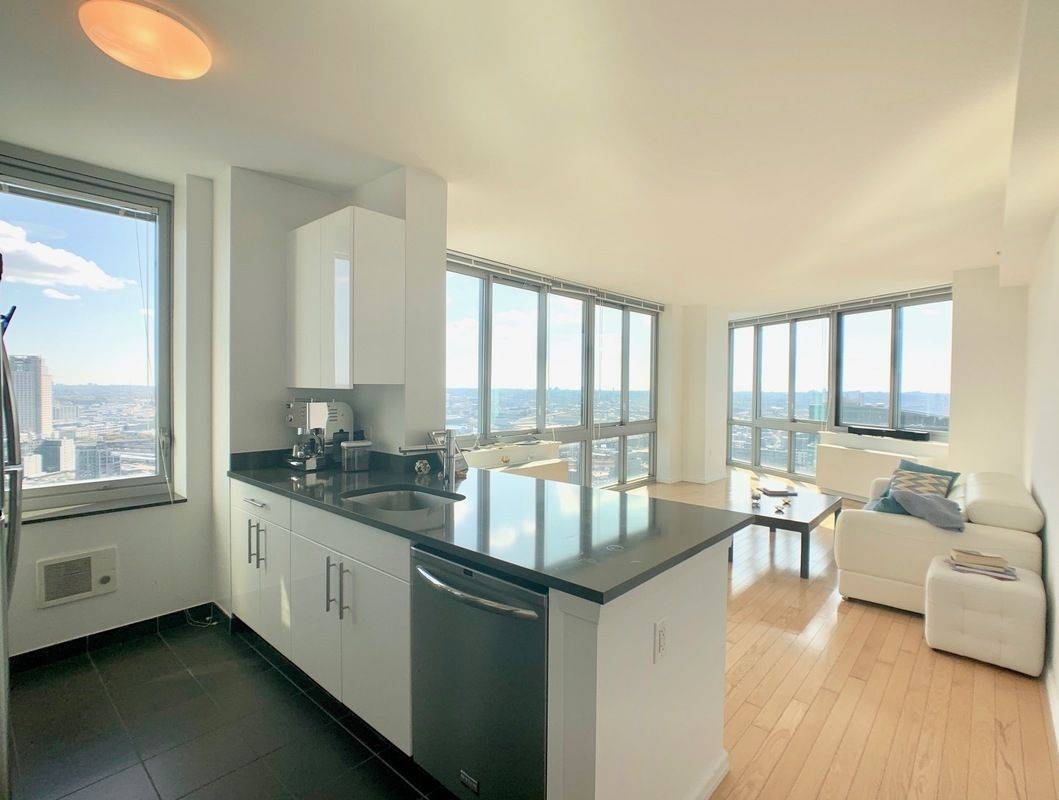 LOVELY 1 BEDROOM NESTED WITH MANHATTAN SKYLINE VIEWS: NO FEE