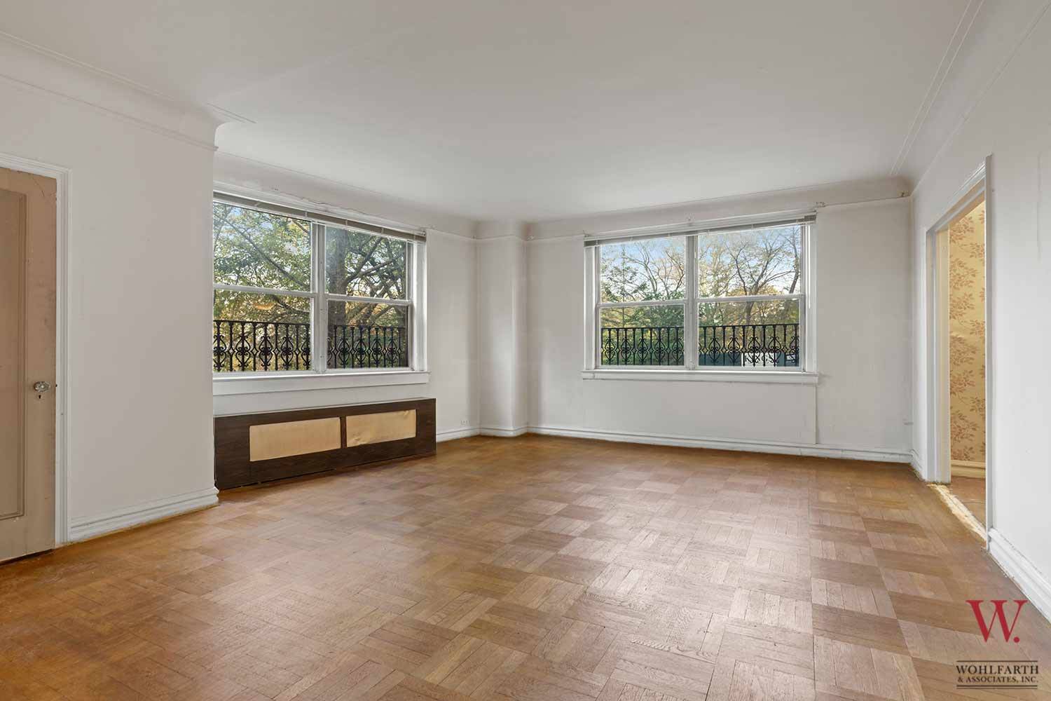 This tranquil and elegantly laid out two bedroom apartment has excellent light, with beautiful views of Riverside Park through its many oversized windows.