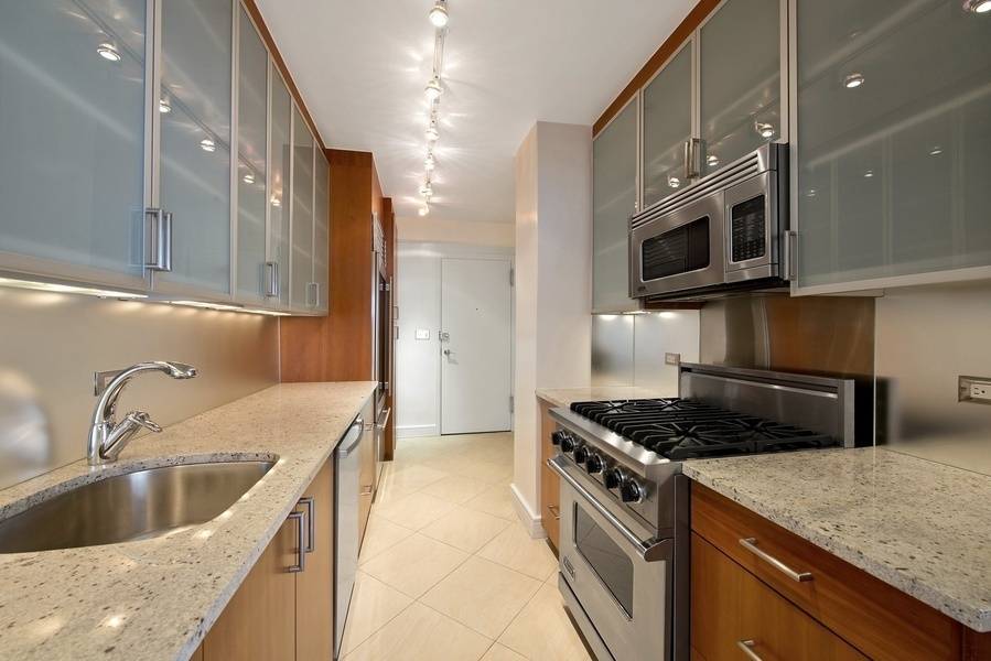 Lenox Hill Prime / !!! Steal this Beautifully  Renovated, Spacious, Sunflooded 2Beds with DA/Conv3 Beds w Washer/Dryer in White Glove,Concierge, Garage, Gym