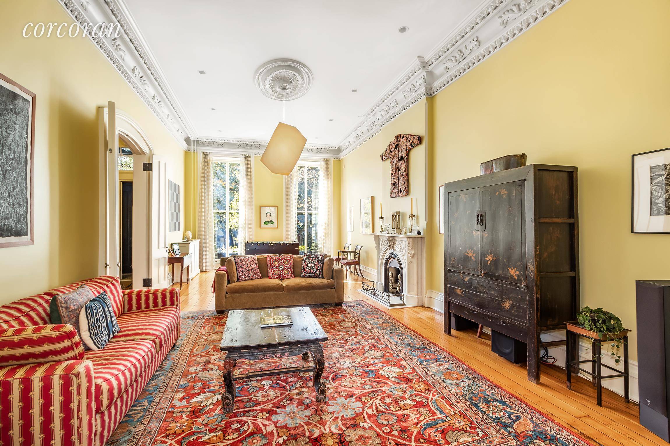 169 Congress Street is a gorgeous 5 story, 25 foot wide brownstone facing Brooklyns Cobble Hill Park and has undergone an extensive renovation and restoration.