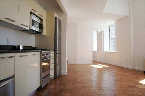 Financial District: Modern 2 Bedroom with Brand New Renovations