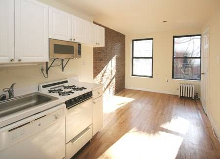 Newly renovated Studio apartment with a dishwasher on Christopher St 