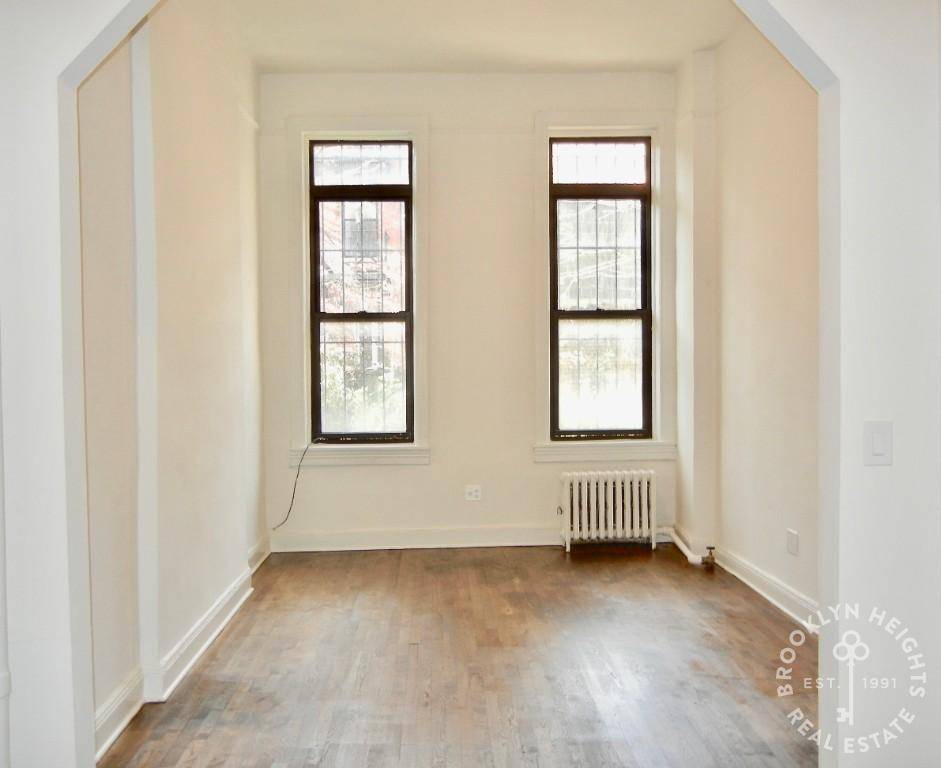 Lovely one bedroom unit in PRIME Brooklyn Heights.