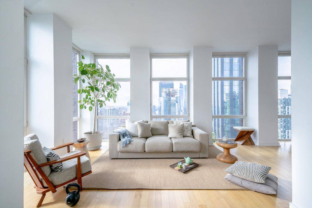 This perfectly appointed corner residence perched high above Manhattan on the 39th floor encompasses 360 degree stunning views of countless iconic landmarks including the Empire State Building, the Metropolitan Life ...