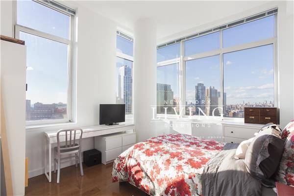 No Fee corner 1 bed loft style apartment with Manhattan and Brooklyn waterfront views.