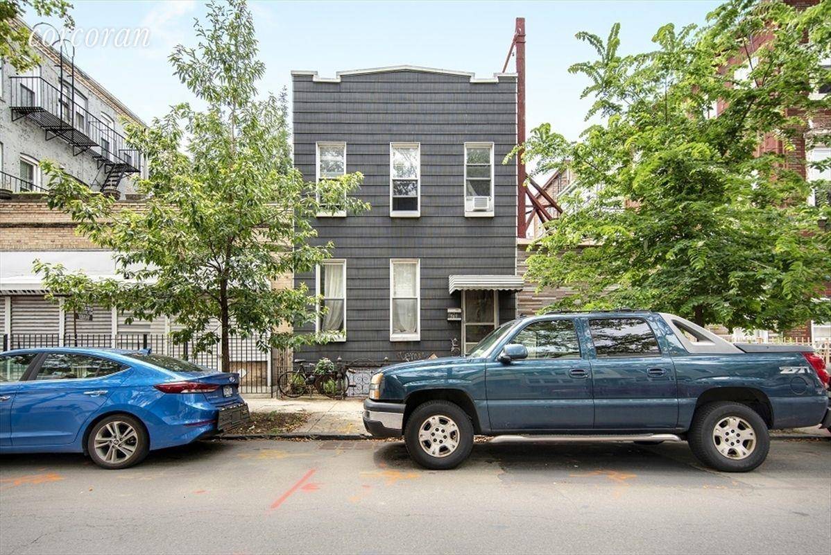 Welcome to 569 Humboldt, a well maintained single family townhouse for rent in the heart of Greenpoint.