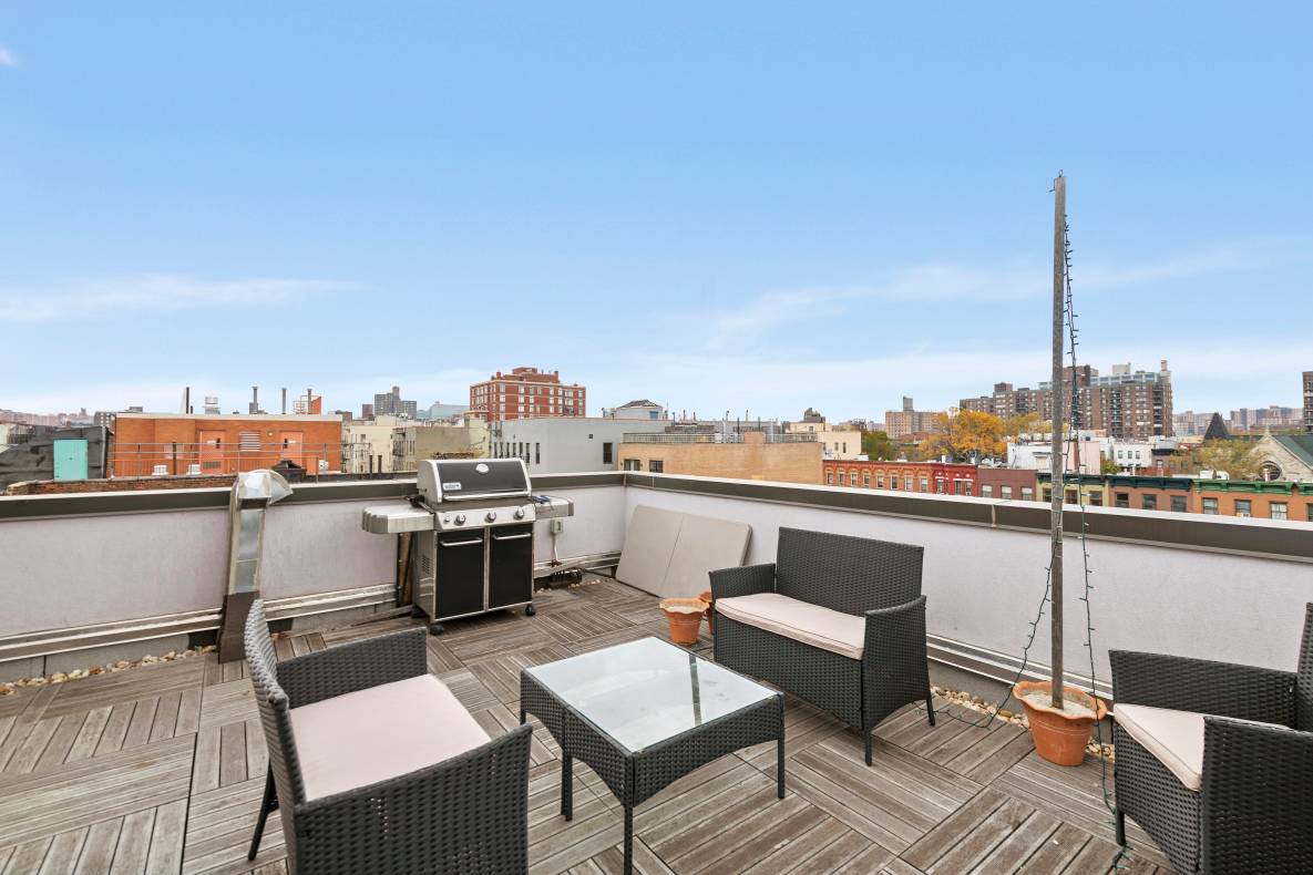 Glamorous 2 bedroom residence in quiet remodeled townhouse featuring rooftop deck with beautiful south facing views of the midtown skyline, close proximity to the 2 3 express, the 4 5 ...