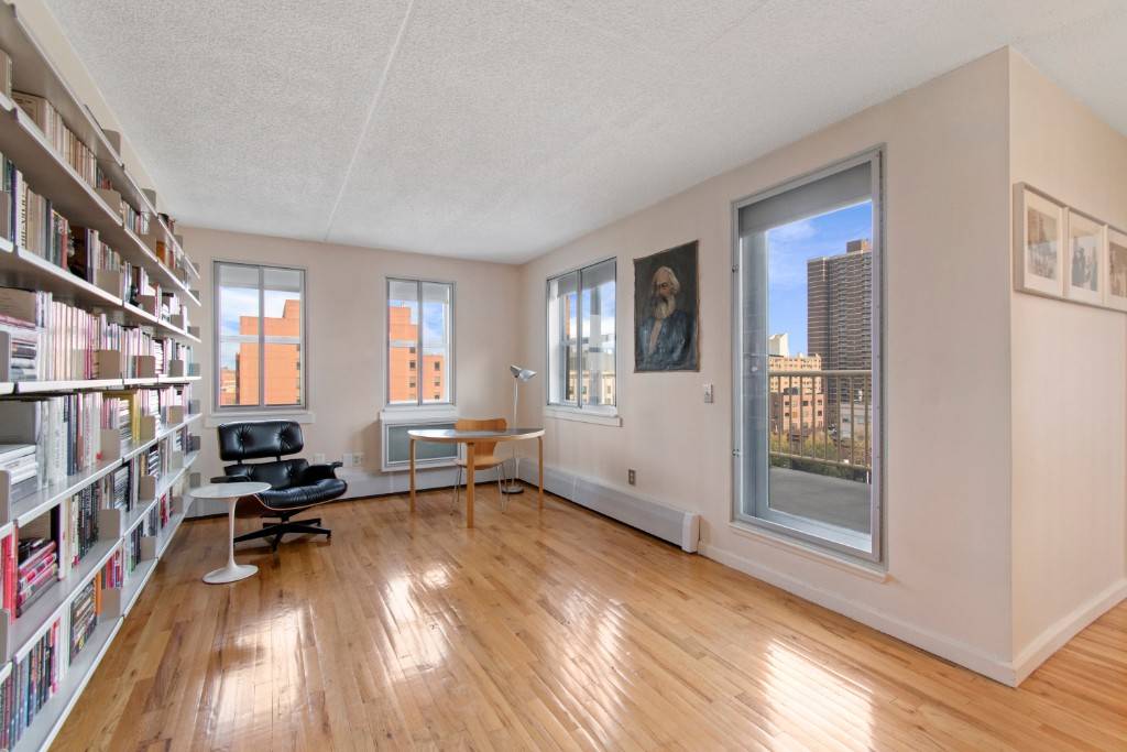 Have you ever dreamed about owning a beautiful, extremely quiet and light flooded apartment on the top floor in Manhattan furnished with classical pieces from the Museum of Modern Art ...
