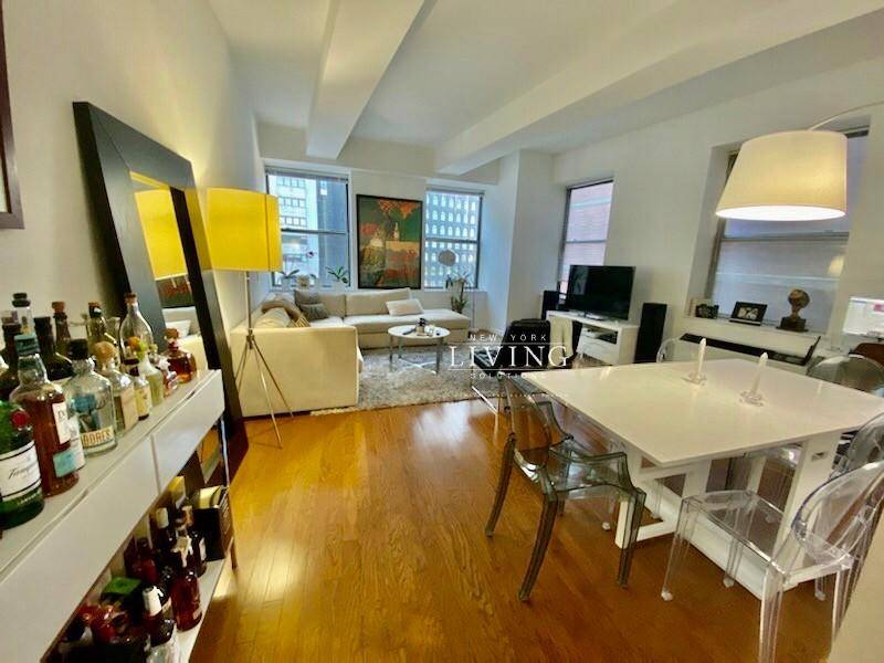 Huge Ture 1br 900sf convertible 2 bedroom corner apartment with great city views on a high floor in a wonderful full service condo building with quick easy approval.