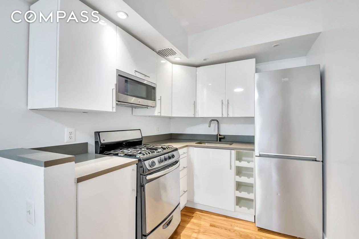 BROOKLYN HEIGHTS This two bedroom is conveniently located steps to the Brooklyn Bridge Park and walk to subway.