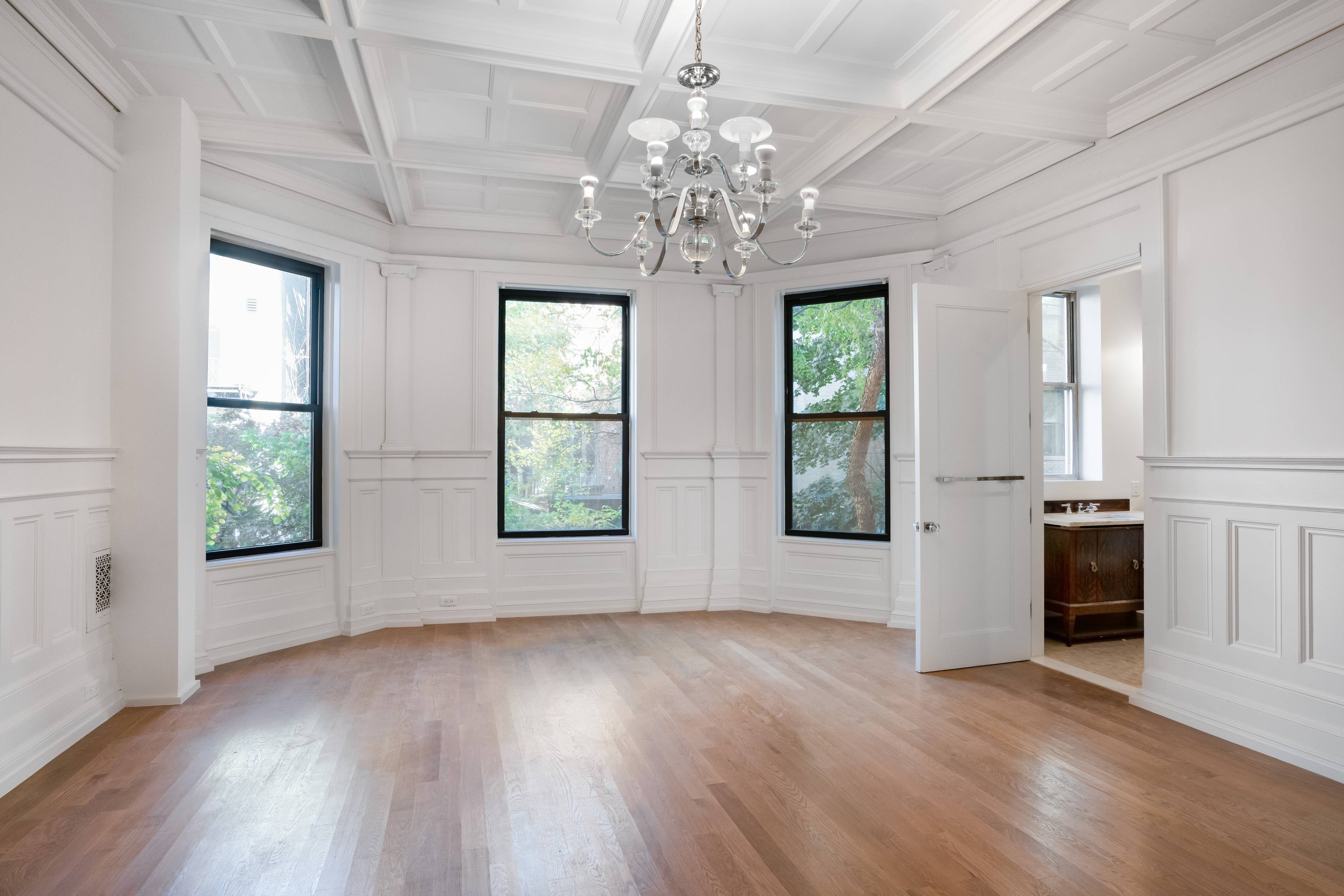 4 BEDROOM Flex 5 3 BATH Parlor DUPLEX, Upper West Side BRAND NEW RENOVATIONS to this stunning 25' wide historic, pre war mansion have transformed this parlor level DUPLEX into ...