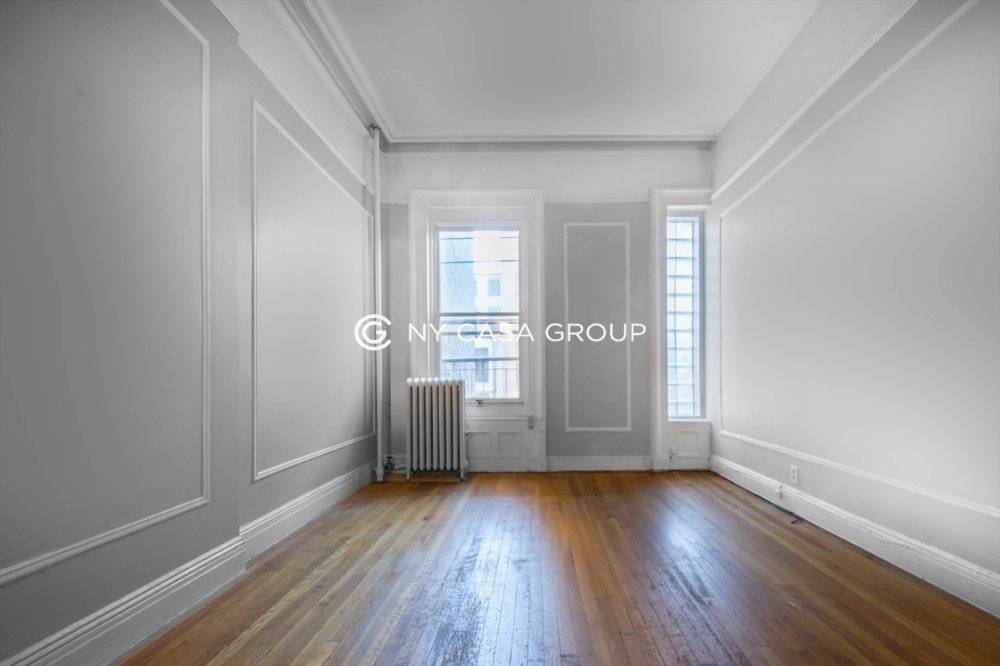 Newly renovated, this gorgeous, spacious 1br unit has high ceilings, large windows, and hardwood floors.