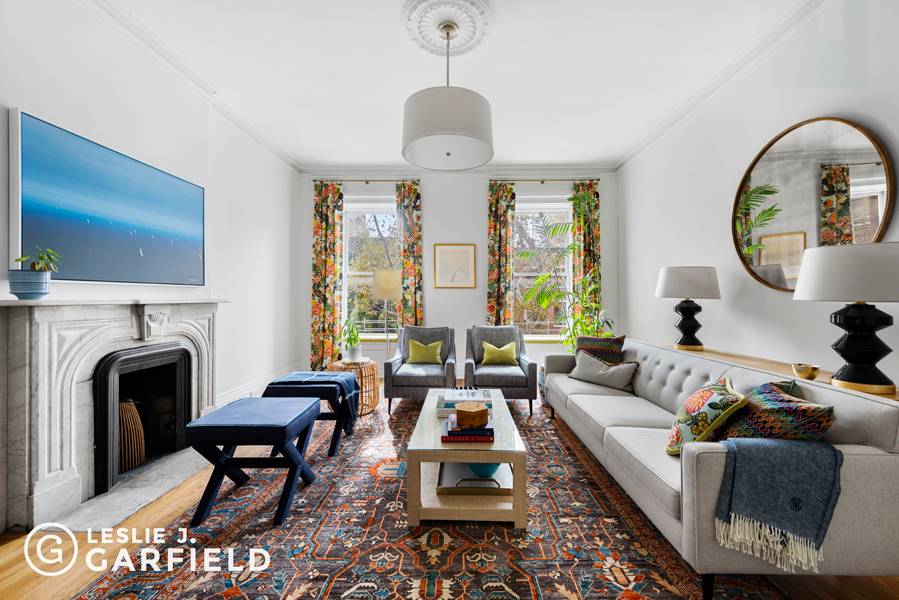 31 Schermerhorn Street's Upper Triplex offers the rare opportunity to experience townhouse living in a fully renovated 4 bedroom, 3.