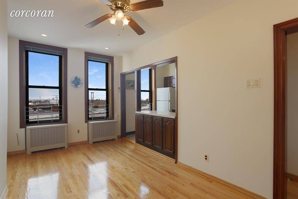 Sunshine, Views, 3 Bedrooms and Plenty of Closet Space !